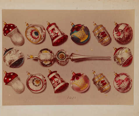 Альбом фотографий с изображениями елочных игрушек [1956]. 